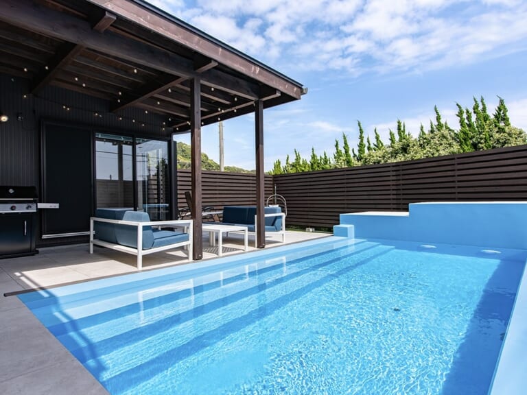 RetreatVillaAymのテラスとプール