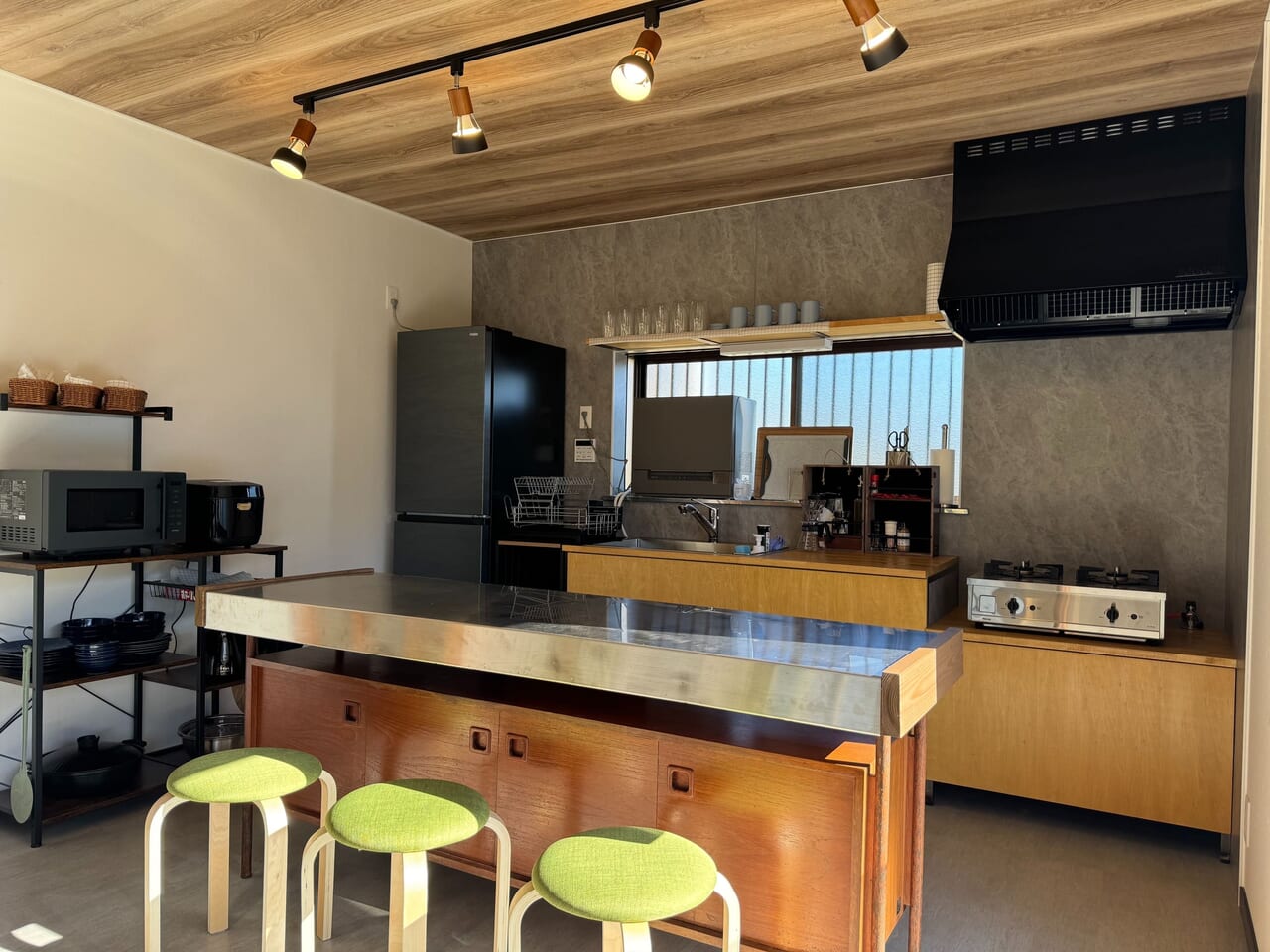 1棟貸切宿 ナマケモノキッチン全体