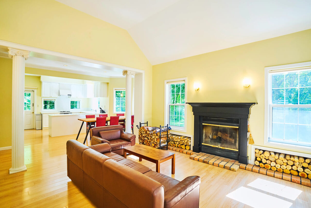 AKAMATSUの暖炉のあるリビングルーム