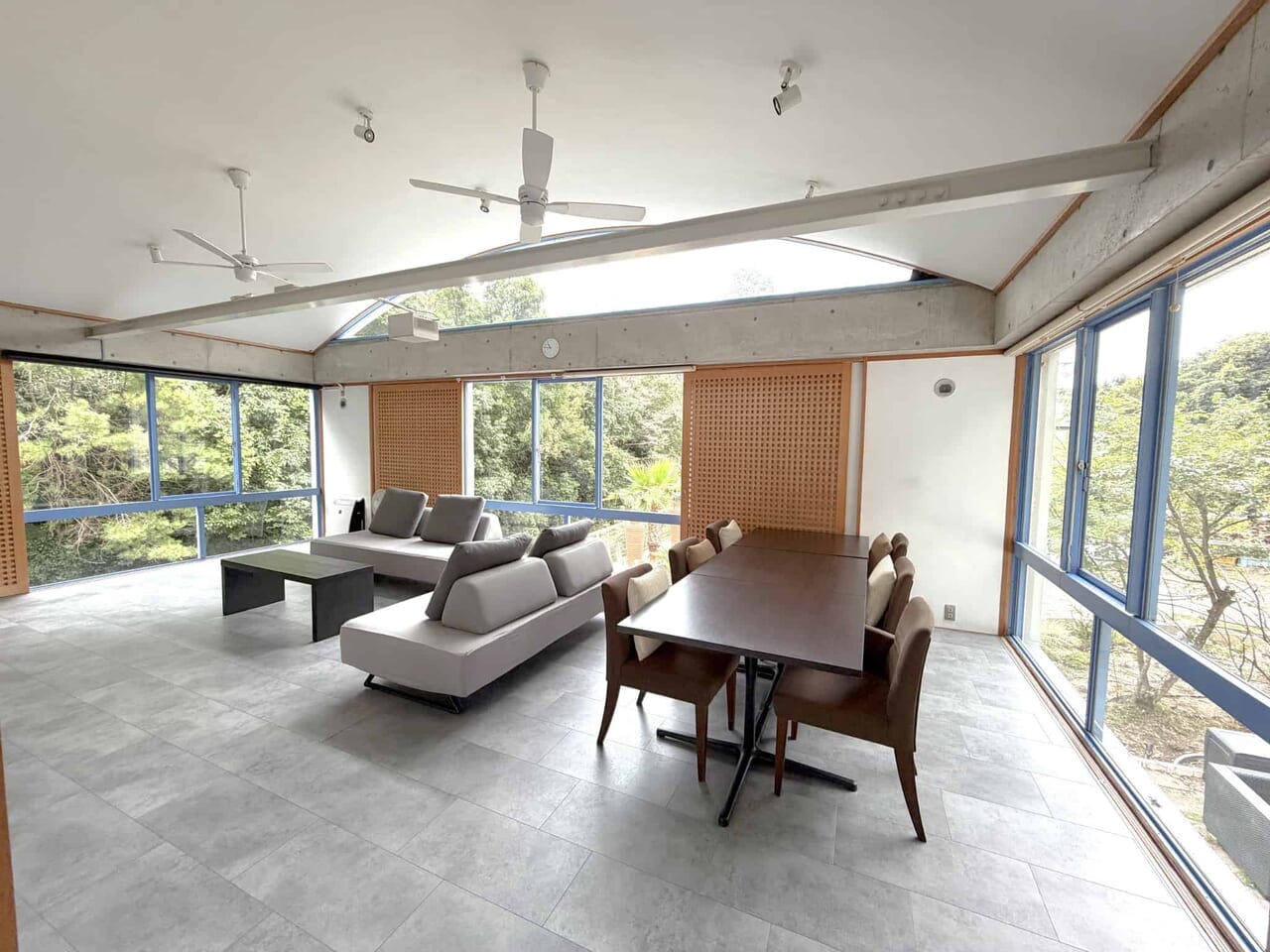 スターハウスのコンクリート素地仕上げの洗練されたデザイナーズハウス