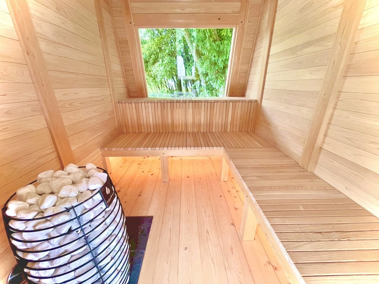 ヒノキ100％のプライベートサウナの内観