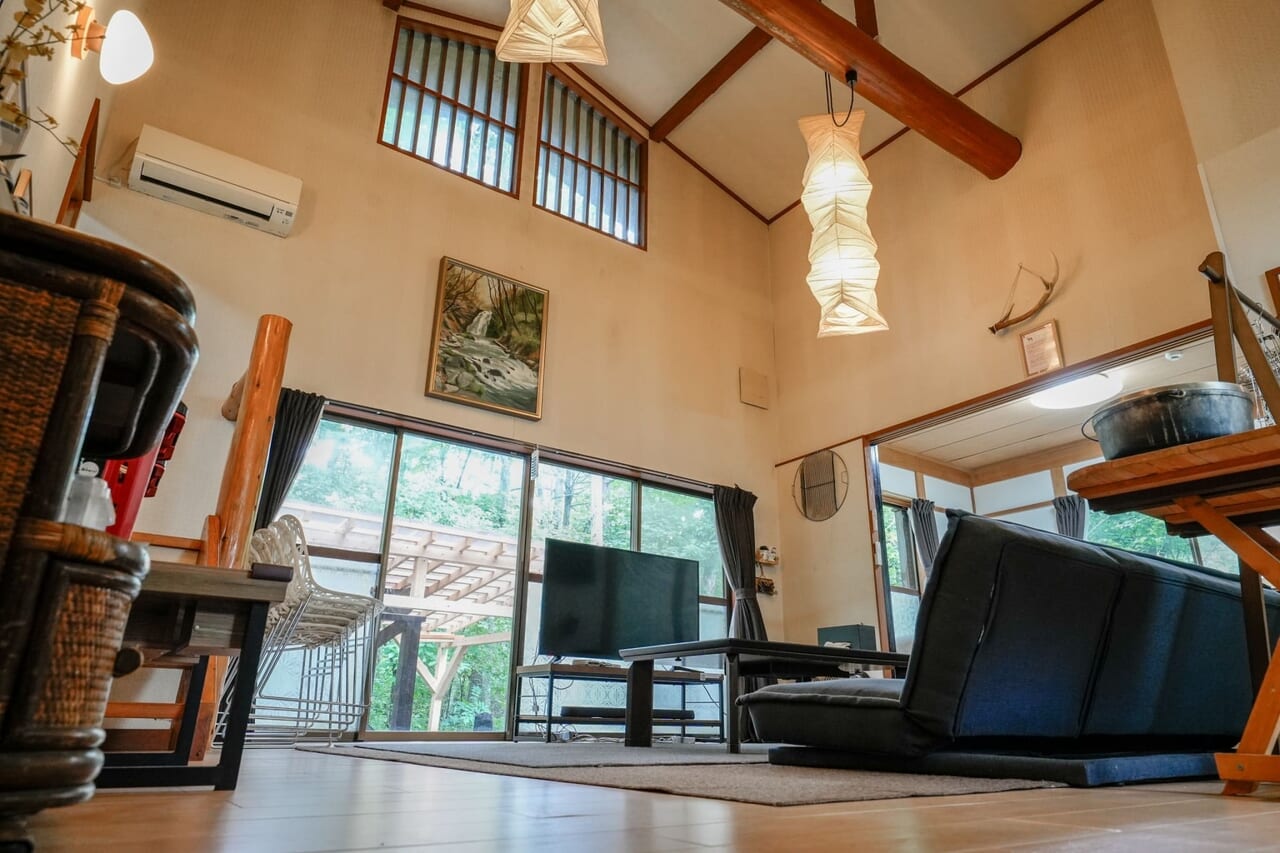 アウトドア貸切別荘北軽井沢Ⅰ_天井が高く広々としたリビング
