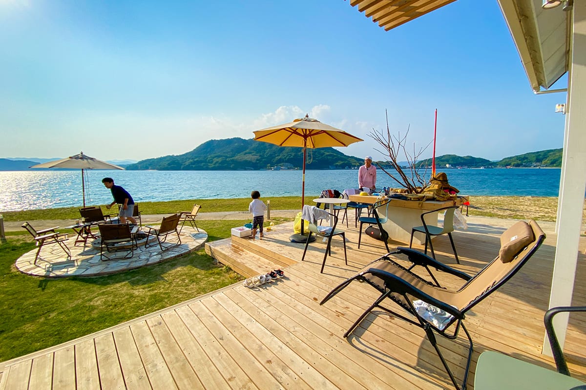 瀬戸内隠れ家リゾートCIELAのデッキで楽しむ様子