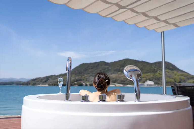 瀬戸内隠れ家リゾートVIENAで、海を眺める最高のジャクジー体験