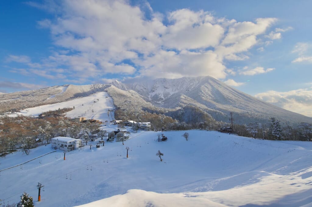 雪の大山とゲレンデ(鳥取県大山町)