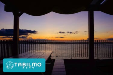 瀬長島のテラスから見る海の夕焼け