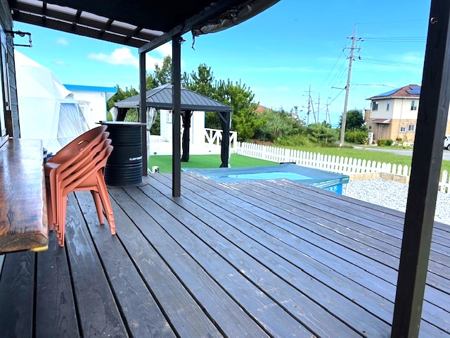 ウッドデッキから見たプールとガゼボ(glamping base YOLO・沖縄県今帰仁村)
