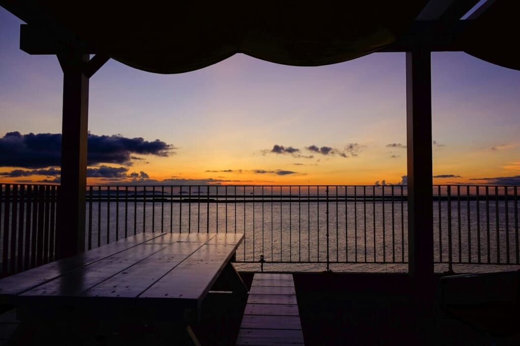 瀬長島のテラスから見る海の夕焼け