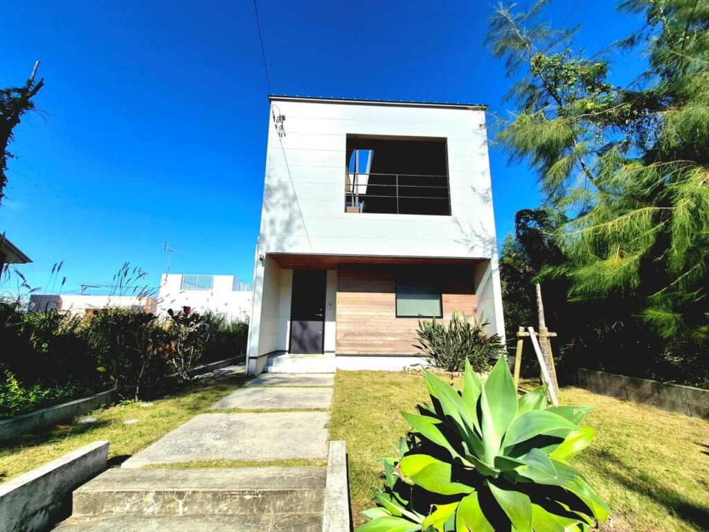 白い外壁の2階建ての一棟貸し(Villa YUKUI・沖縄県恩納村)